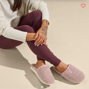 OluKai Plush Lilac Slippers 9 Sheeps wool!